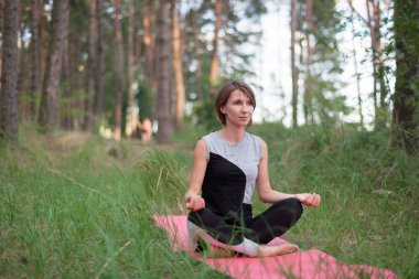 Kadın parkta açık havada tek başına yoga