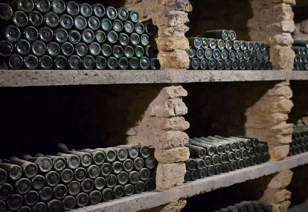Enoteca. Wijncollectie in een wijnkelder. Dottles op een rack close-up — Stockfoto
