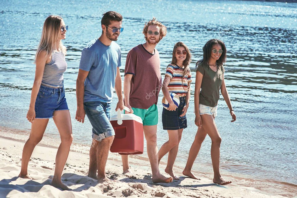 Dicke menschen am strand