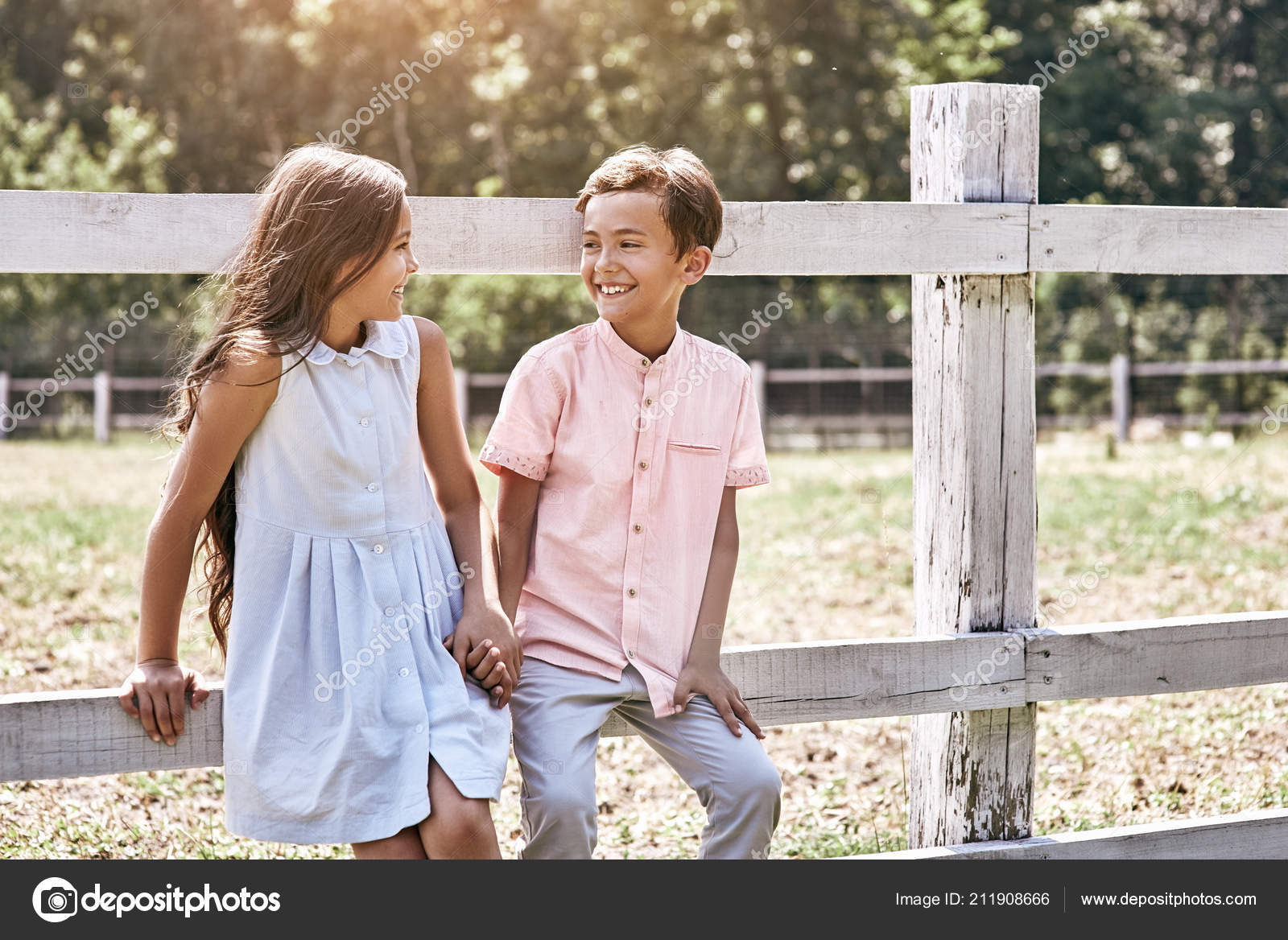 Любовь между детьми. Где девочки и мальчики на улицы. Где девочки и мальчики на улицы. Мальчик с девочкой за ручку. Дети мальчик и девочка.