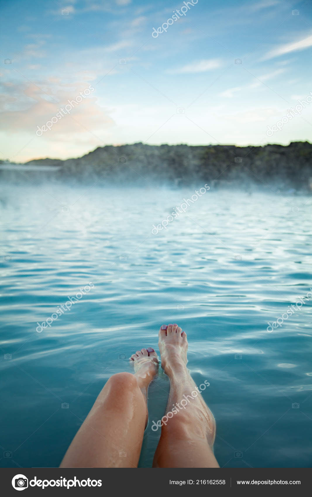 Женщина Расслабляется И Наслаждается Спа В Горячей Весной Голубая.