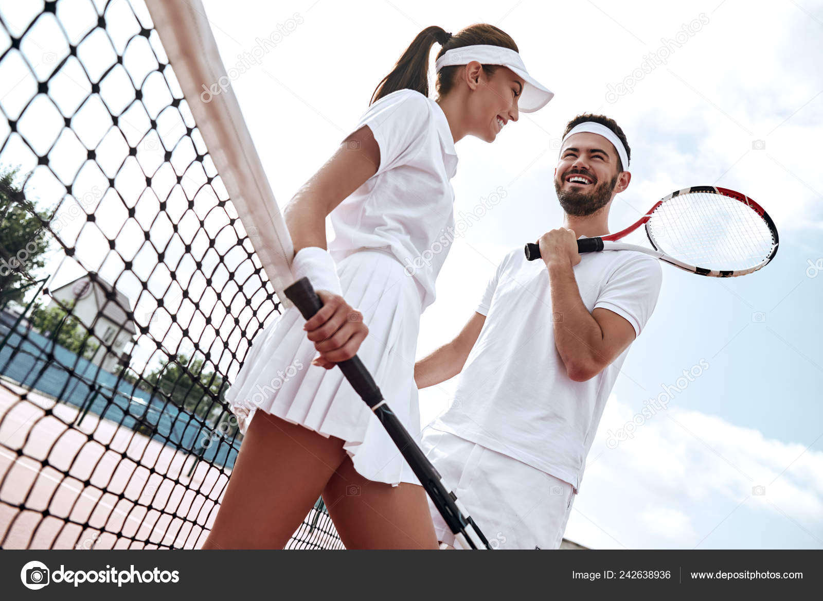 уимблдонский турнир по теннису. парень на теннисном корте. парный теннис. уимблдон теннис. теннисные турниры мужчины и женщины.