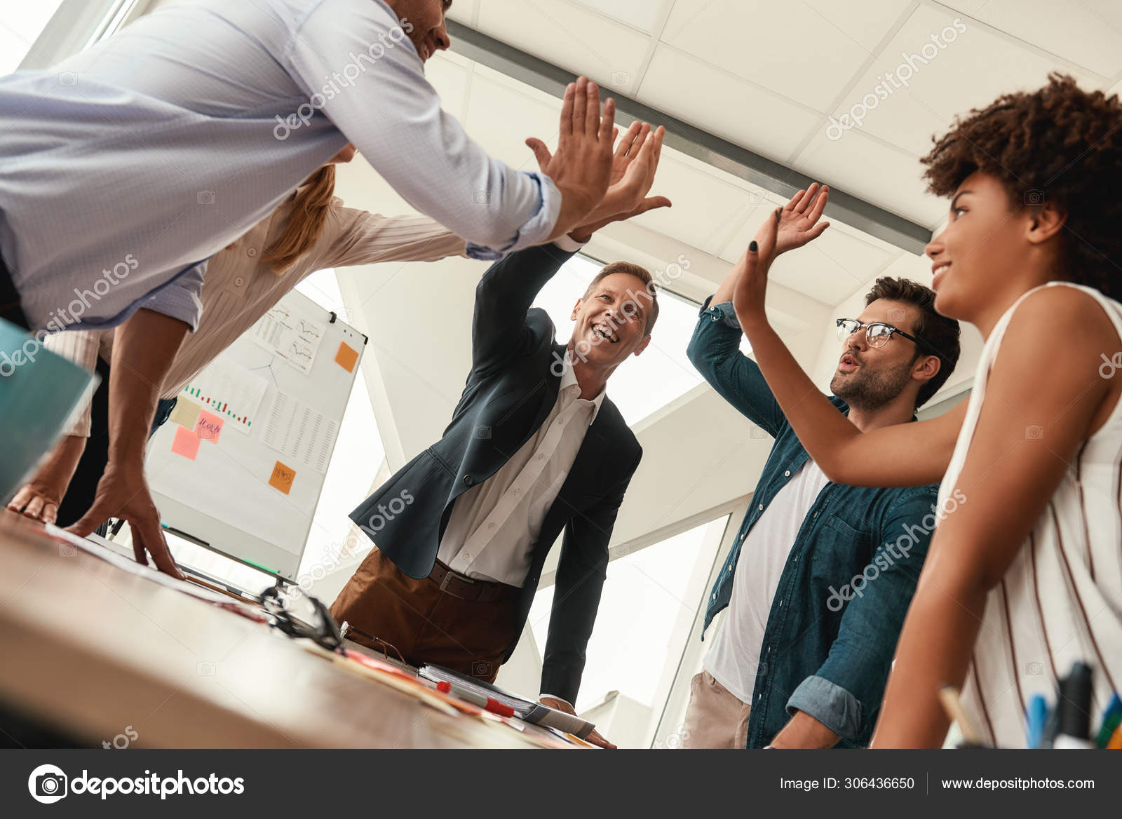Sucesso Pessoas de negócios dando uns aos outros high-five e