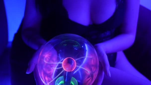 Вечеринка Сексуальная Девушка Синем Свете — стоковое видео
