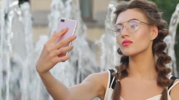 Hermosa Joven Estudiante Sosteniendo Teléfono Parque Cerca Fuente Linda Mujer — Vídeos de Stock