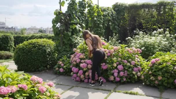 Menina Desportiva Sexy Bonita Com Cabelos Longos Dançando Parque — Vídeo de Stock