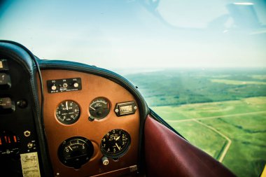 Küçük uçak kokpit dışarı arayan bir Baltık Denizi'nin güzel bir aero manzara. Riga, Letonya, Avrupa'da yaz. Güneşli, puslu bir gün otantik uçan deneyimi. Küçük uçağı.