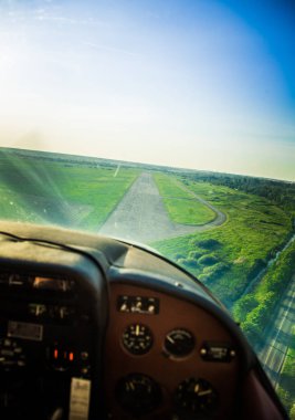 Küçük uçak kokpit dışarı arayan bir Baltık Denizi'nin güzel bir aero manzara. Riga, Letonya, Avrupa'da yaz. Güneşli, puslu bir gün otantik uçan deneyimi. Küçük uçağı.