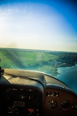 Küçük uçak kokpit dışarı arayan bir Baltık Denizi'nin güzel bir aero manzara. Riga, Letonya, Avrupa'da yaz. Güneşli, puslu bir gün otantik uçan deneyimi. Küçük uçağı.