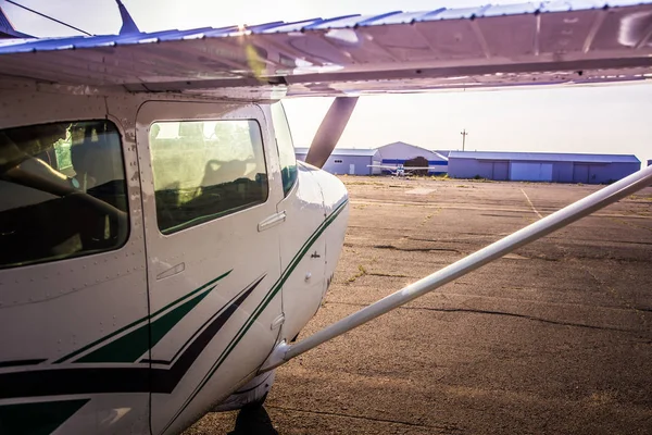 Piękny Mały Samolot Czekają Aby Wystartować Prywatne Lotnisko Rydze Łotwa — Zdjęcie stockowe