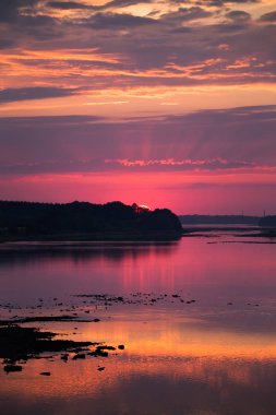 Parlak, renkli akşam peyzaj pembe ve mor ton Daugava Nehri üzerinde. Letonya, Kuzey Avrupa dramatik günbatımı manzara.