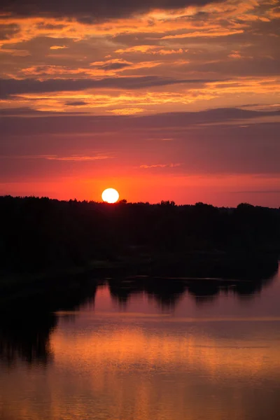 Helle Farbenfrohe Abendlandschaft Über Dem Fluss Daugava Rosa Und Lila — Stockfoto