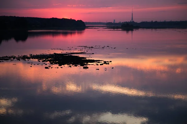 Brillante Colorido Paisaje Nocturno Sobre Río Daugava Tonos Rosa Púrpura — Foto de Stock