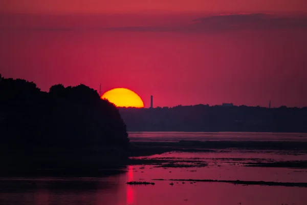 Helle Farbenfrohe Abendlandschaft Über Dem Fluss Daugava Rosa Und Lila — Stockfoto