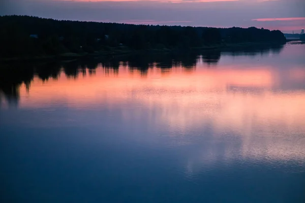 Jasne Kolorowe Wieczorny Krajobraz Nad Rzeką Dźwiną Odcienie Różu Fioletu — Zdjęcie stockowe