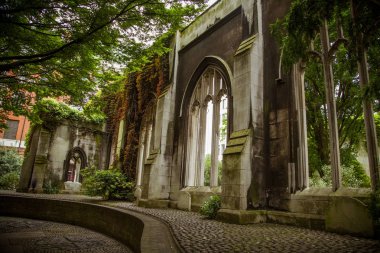 Güzel bir eski kilise Parkı Londra'nın haline dönüştürdü. Tarihi mimarisiyle manzara.