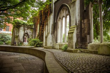 Güzel bir eski kilise Parkı Londra'nın haline dönüştürdü. Tarihi mimarisiyle manzara.