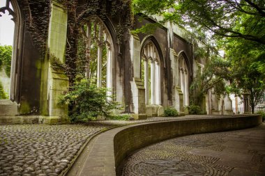 Güzel bir eski kilise Parkı Londra'nın haline dönüştürdü. Tarihi mimarisiyle manzara.