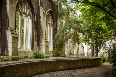 Güzel bir eski kilise Parkı Londra'nın haline dönüştürdü. Tarihi mimarisiyle manzara.