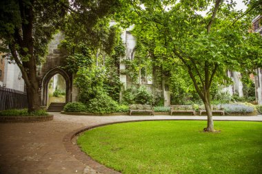 Güzel bir eski kilise Parkı Londra'nın haline dönüştürdü. Tarihi mimarisiyle manzara.