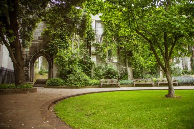 Güzel bir eski kilise Parkı Londra'nın haline dönüştürdü. Tarihi mimarisiyle manzara.