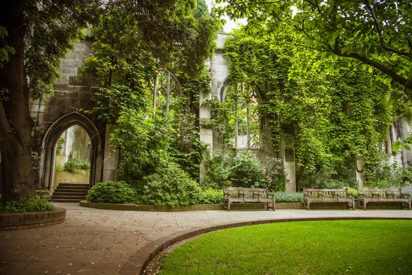 Güzel bir eski kilise Parkı Londra'nın haline dönüştürdü. Tarihi mimarisiyle manzara.