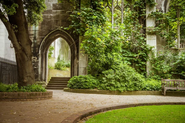 Güzel bir eski kilise Parkı Londra'nın haline dönüştürdü. Tarihi mimarisiyle manzara.