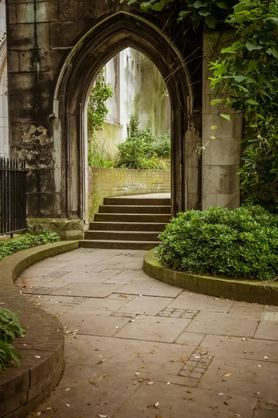 Güzel bir eski kilise Parkı Londra'nın haline dönüştürdü. Tarihi mimarisiyle manzara.