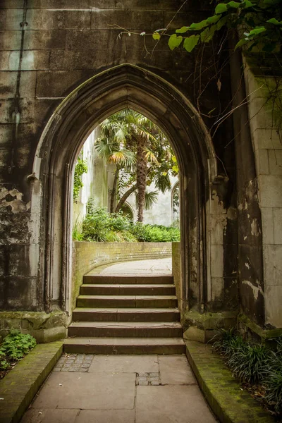 Londra terk edilmiş bir kilisede bir güzel ayrıntıları. Ivy büyüme Harabeleri binasında. Güzel, zarif bir görünüm.