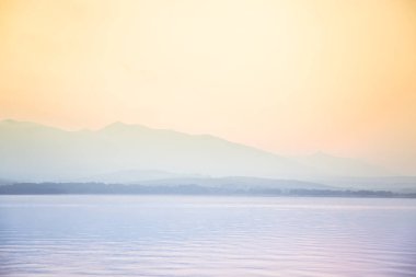 Güzel, sakin sabah peyzaj göl ve dağ uzakta. Şafak dağ Gölü ile renkli yaz sahne. Tatra Dağları Slovakya, Europe.