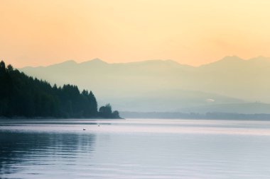 Güzel, sakin sabah peyzaj göl ve dağ uzakta. Şafak dağ Gölü ile renkli yaz sahne. Tatra Dağları Slovakya, Europe.