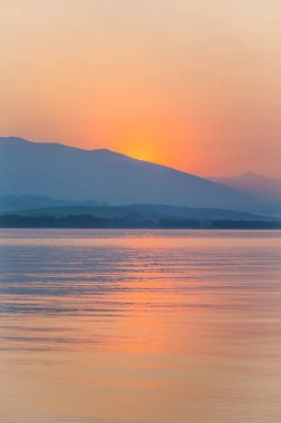 Güzel, sakin sabah peyzaj göl ve dağ uzakta. Şafak dağ Gölü ile renkli yaz sahne. Tatra Dağları Slovakya, Europe.