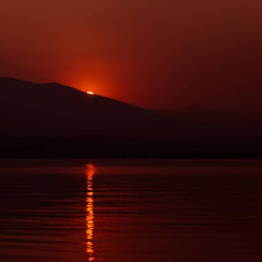 Güzel, sakin sabah peyzaj göl ve dağ uzakta. Şafak dağ Gölü ile renkli yaz sahne. Tatra Dağları Slovakya, Europe.