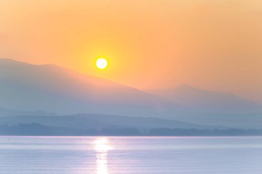 Güzel, sakin sabah peyzaj göl ve dağ uzakta. Şafak dağ Gölü ile renkli yaz sahne. Tatra Dağları Slovakya, Europe.