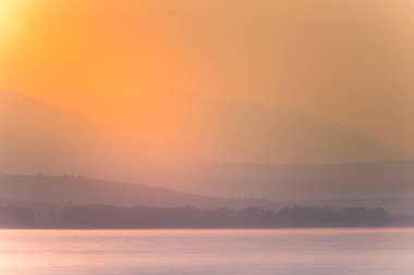 Güzel, sakin sabah peyzaj göl ve dağ uzakta. Şafak dağ Gölü ile renkli yaz sahne. Tatra Dağları Slovakya, Europe.