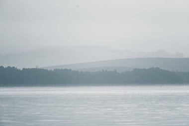 Güzel, sakin sabah peyzaj göl ve dağ uzakta. Şafak dağ Gölü ile renkli yaz sahne. Tatra Dağları Slovakya, Europe.