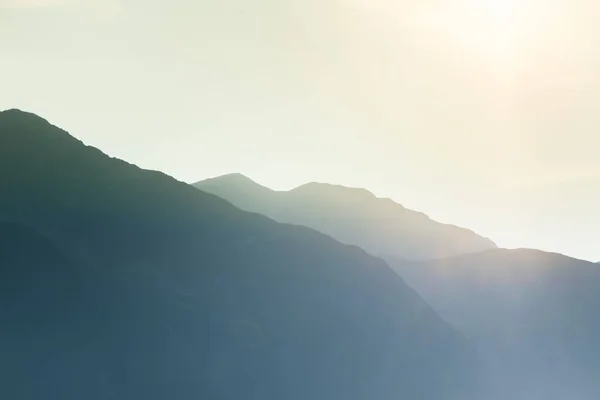 Ensueño Nebuloso Paisaje Montañas Cerca Puesta Del Sol Flas Sol — Foto de Stock
