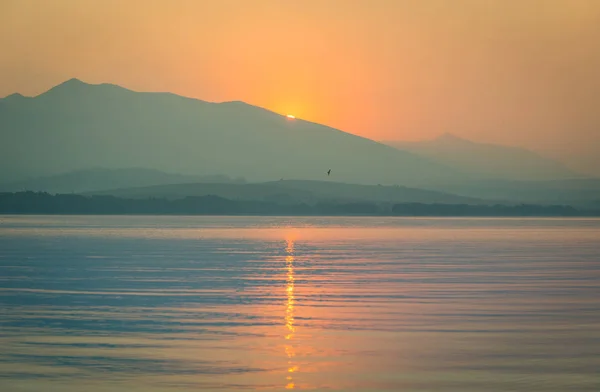 Uma Bela Calma Paisagem Matinal Lago Montanhas Distância Cenário Verão — Fotografia de Stock