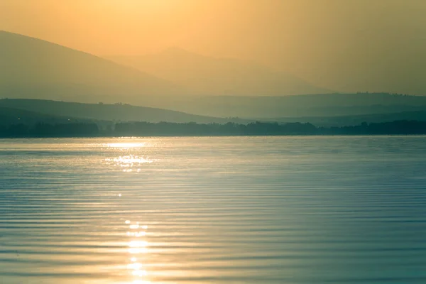 Güzel, sakin sabah peyzaj göl ve dağ uzakta. Şafak dağ Gölü ile renkli yaz sahne. Tatra Dağları Slovakya, Europe.