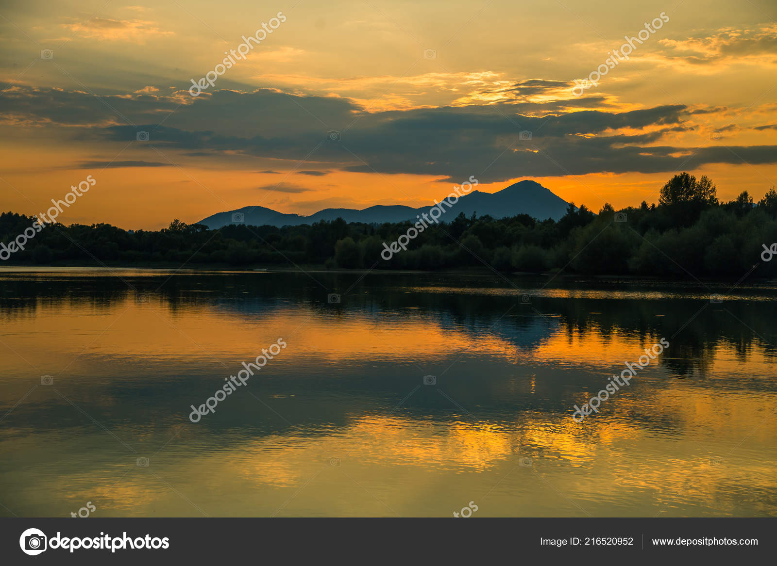 Paysage Coucher Soleil Magnifique Coloré Avec Lac Montagne