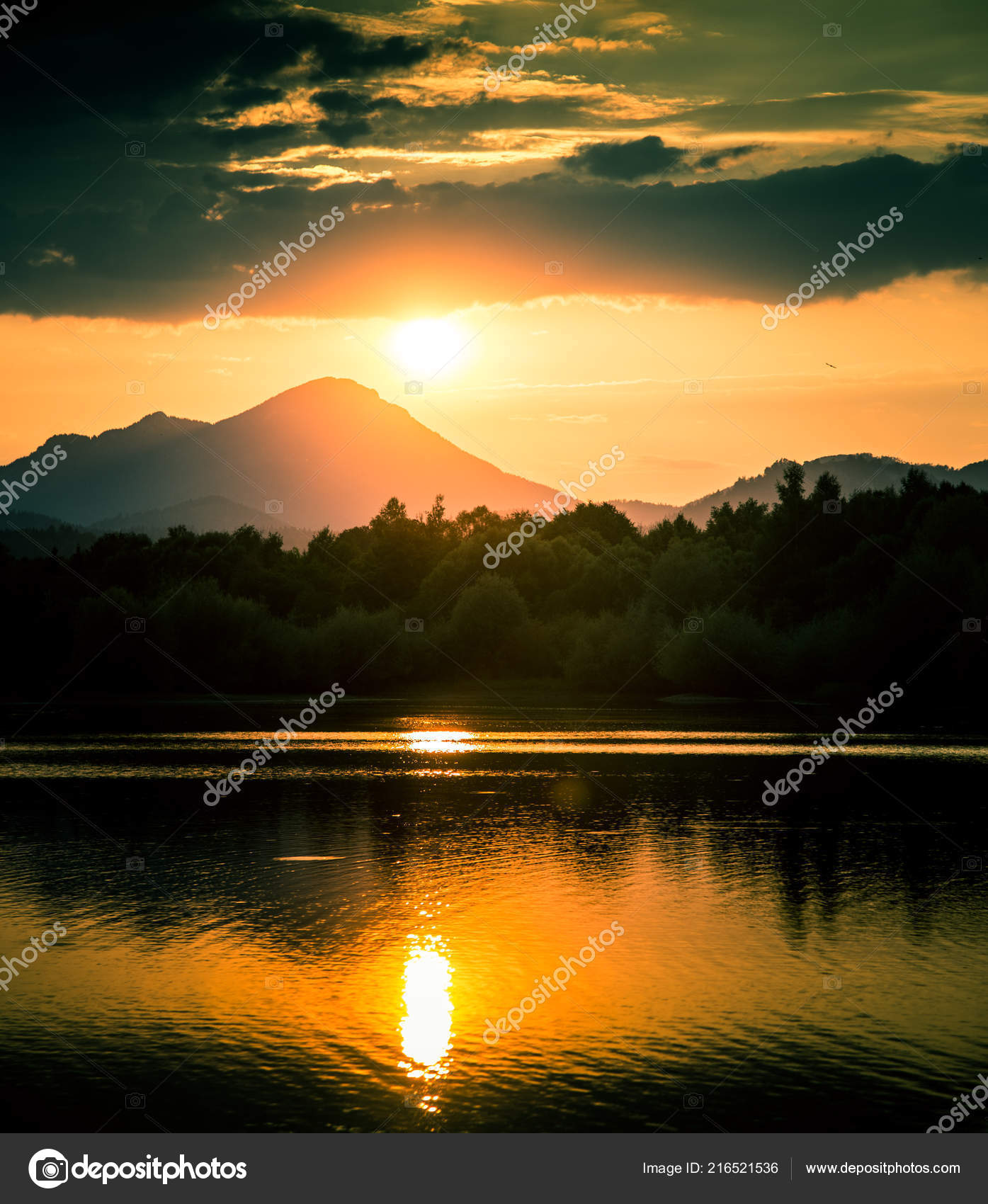 Paysage Coucher Soleil Magnifique Coloré Avec Lac Montagne