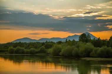 Göl, dağ ve orman ile bir güzel, renkli günbatımı manzara. Yaz aylarında dağ Gölü üzerinde doğal akşam sahne. Tatra Dağları Slovakya, Europe.