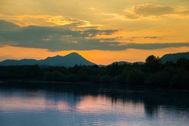 Göl, dağ ve orman ile bir güzel, renkli günbatımı manzara. Yaz aylarında dağ Gölü üzerinde doğal akşam sahne. Tatra Dağları Slovakya, Europe.