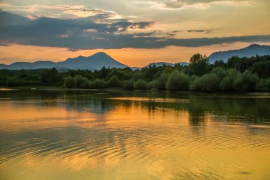 Göl, dağ ve orman ile bir güzel, renkli günbatımı manzara. Yaz aylarında dağ Gölü üzerinde doğal akşam sahne. Tatra Dağları Slovakya, Europe.