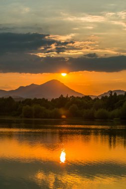 Göl, dağ ve orman ile bir güzel, renkli günbatımı manzara. Yaz aylarında dağ Gölü üzerinde doğal akşam sahne. Tatra Dağları Slovakya, Europe.