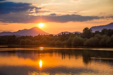 Göl, dağ ve orman ile bir güzel, renkli günbatımı manzara. Yaz aylarında dağ Gölü üzerinde doğal akşam sahne. Tatra Dağları Slovakya, Europe.