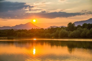 Göl, dağ ve orman ile bir güzel, renkli günbatımı manzara. Yaz aylarında dağ Gölü üzerinde doğal akşam sahne. Tatra Dağları Slovakya, Europe.