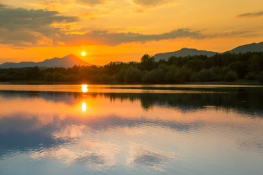 Göl, dağ ve orman ile bir güzel, renkli günbatımı manzara. Yaz aylarında dağ Gölü üzerinde doğal akşam sahne. Tatra Dağları Slovakya, Europe.