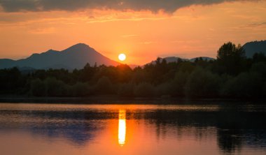 Göl, dağ ve orman ile bir güzel, renkli günbatımı manzara. Yaz aylarında dağ Gölü üzerinde doğal akşam sahne. Tatra Dağları Slovakya, Europe.