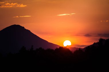 Göl, dağ ve orman ile bir güzel, renkli günbatımı manzara. Yaz aylarında dağ Gölü üzerinde doğal akşam sahne. Tatra Dağları Slovakya, Europe.